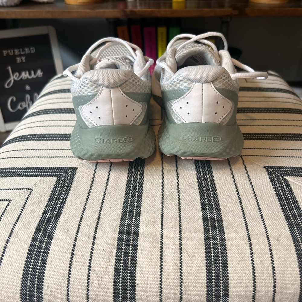 Women’s Under Armour tennis shoes - Picture 6 of 9